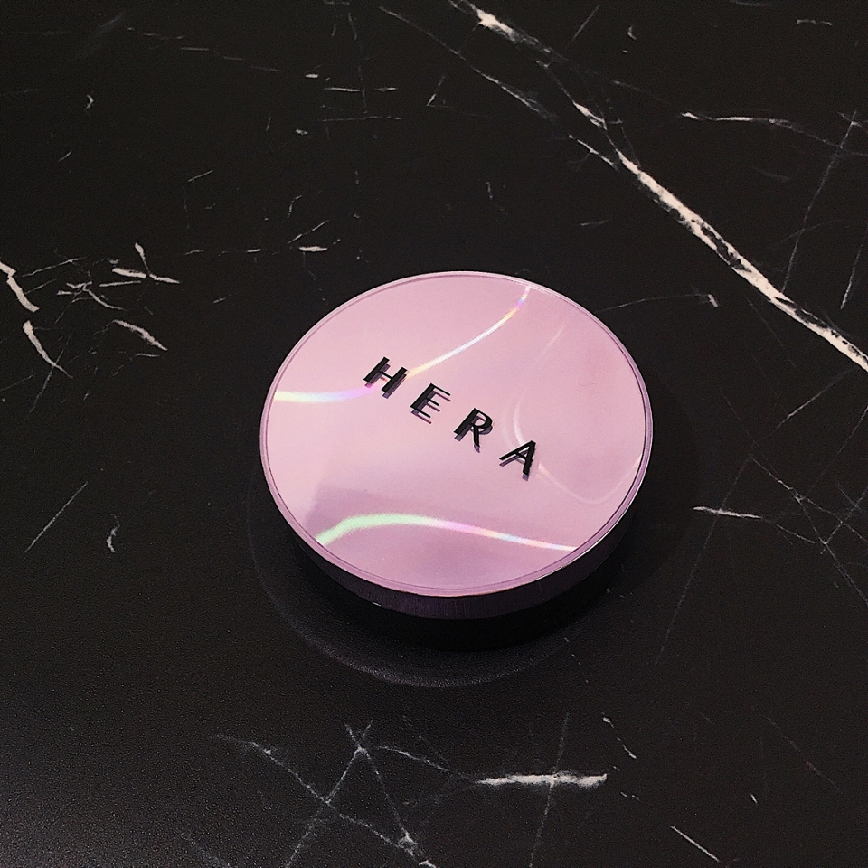 기존 미스트쿠션이 더욱 새롭게 업그레이드되어 출시된

💜헤라 UV미스트쿠션


케이스부터 예쁨이 뿜뿜하도라구요! 보라덕후에 홀로그램덕후인 저는 기절🤯