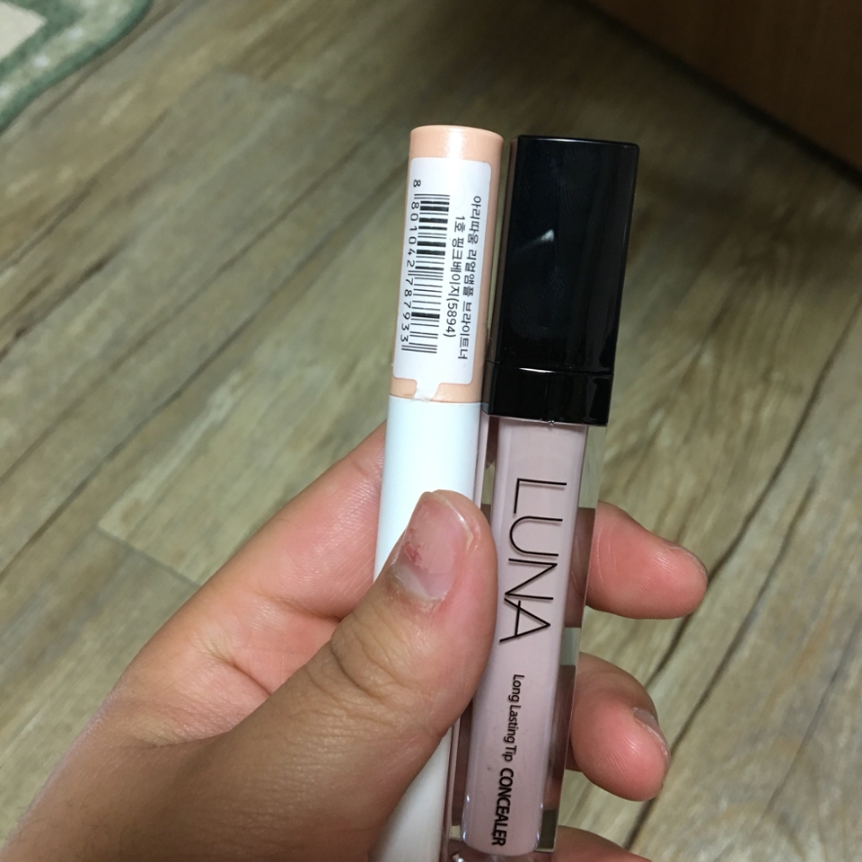 제가 원래 가지고 있던 아리따움 브라이트너랑 색감 질감을 비교 해보려 합니당!!