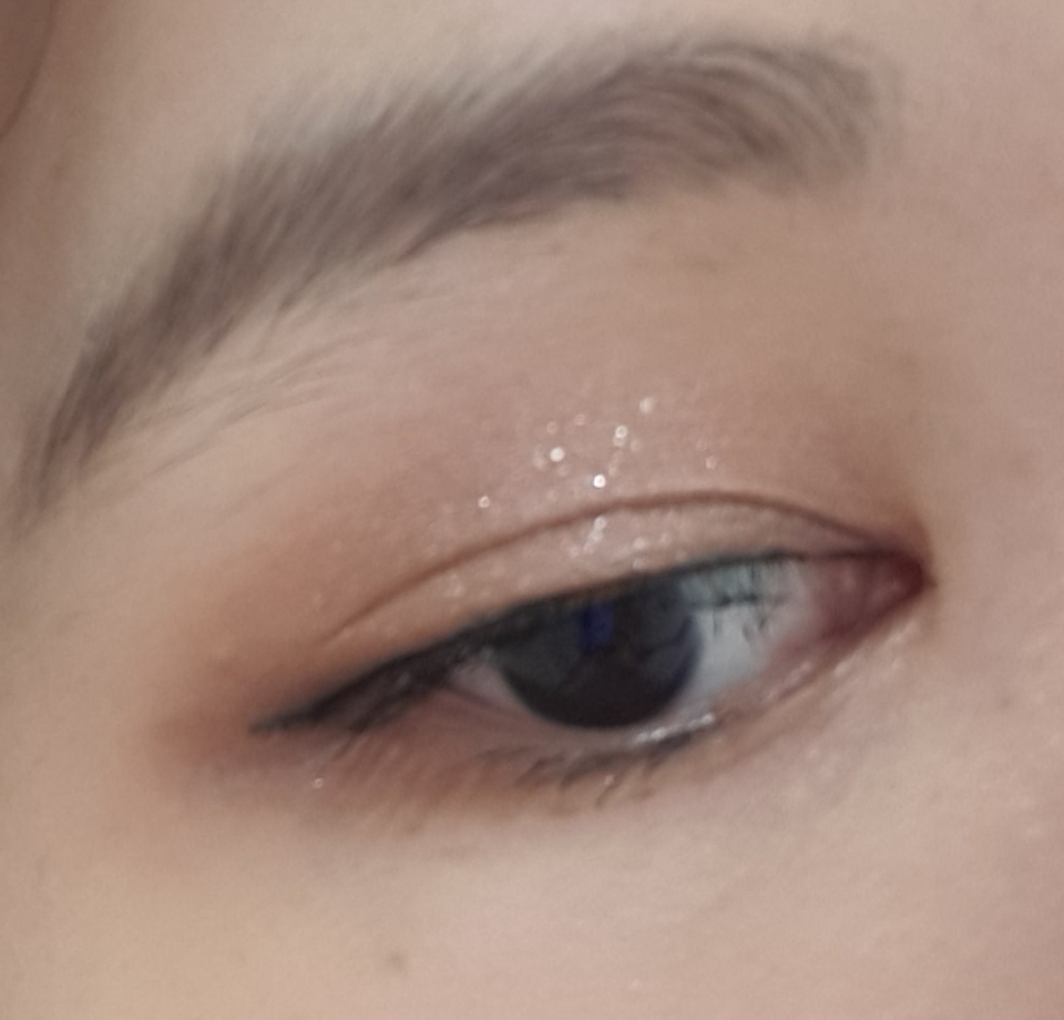 
메이크업 활용샷

눈두덩 가운데의 펄땡이들!
큰 예쁨은 없지만
튀지 않고 무난하고, 앞서말했듯 핑크계열의 모든 화장, 색을 별로 쓰지않은 심심한화장, 그리고 쿨톤화장에 다~무난하게 잘 어울릴 글리터라는게 장점.

