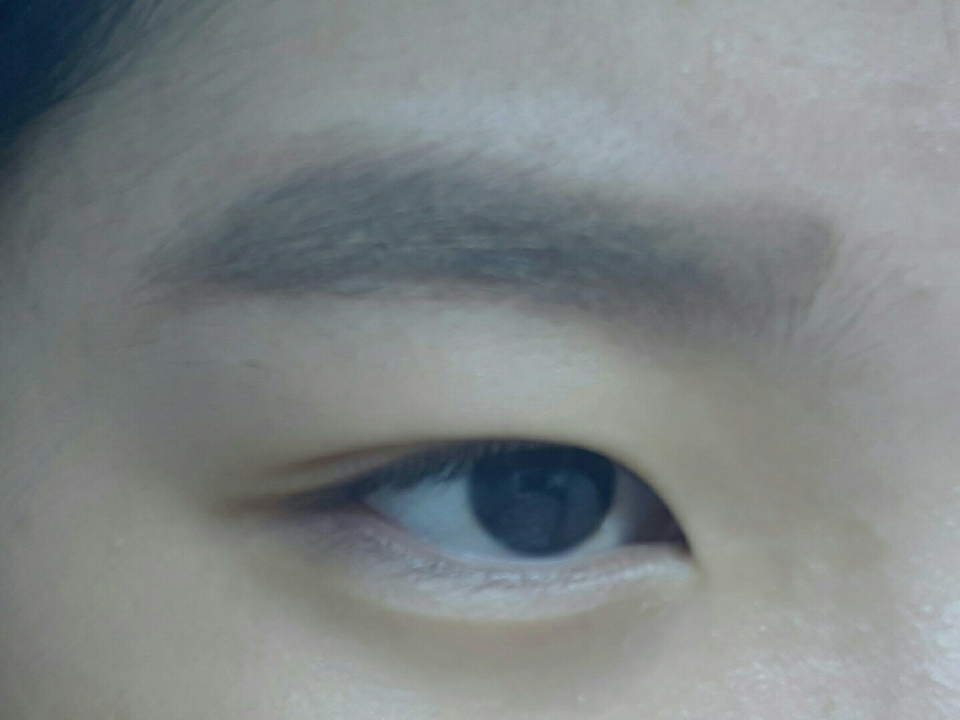 ㅋㅋㅋ음?ㅋㅋㅋㅋㅋ
갑자기 쌍커풀이 생긴 이유는 눈썹이 의도치 않게 두껍게 그려져서 제 작은 무쌍눈이 유지되어있으면 좀 비어보일까봐 쌍커풀 급하게 제조했습니다ㅋㅋ
제가 욕심내서 눈썹 앞머리도 예쁘게 채우려다가 저렇게 그려졌는데ㅋㅋ 그냥 색감만 봐주세요