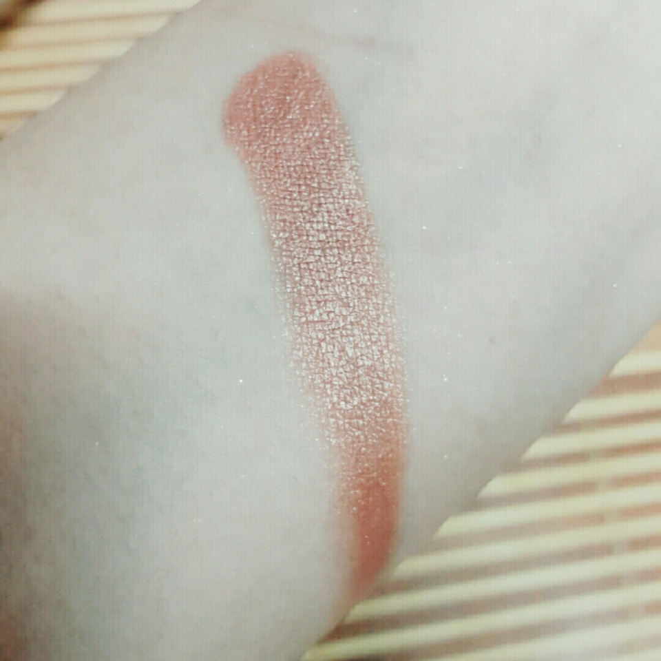 ㅜㅜ저는 이런색 몹시 좋아해요ㅜㅜ♡
말린장미색 같기도하고,데일리로 이거하나만 쓱 바르고나가도 좋고,
왠만한 섀도우랑 궁합도 예뻐요!
