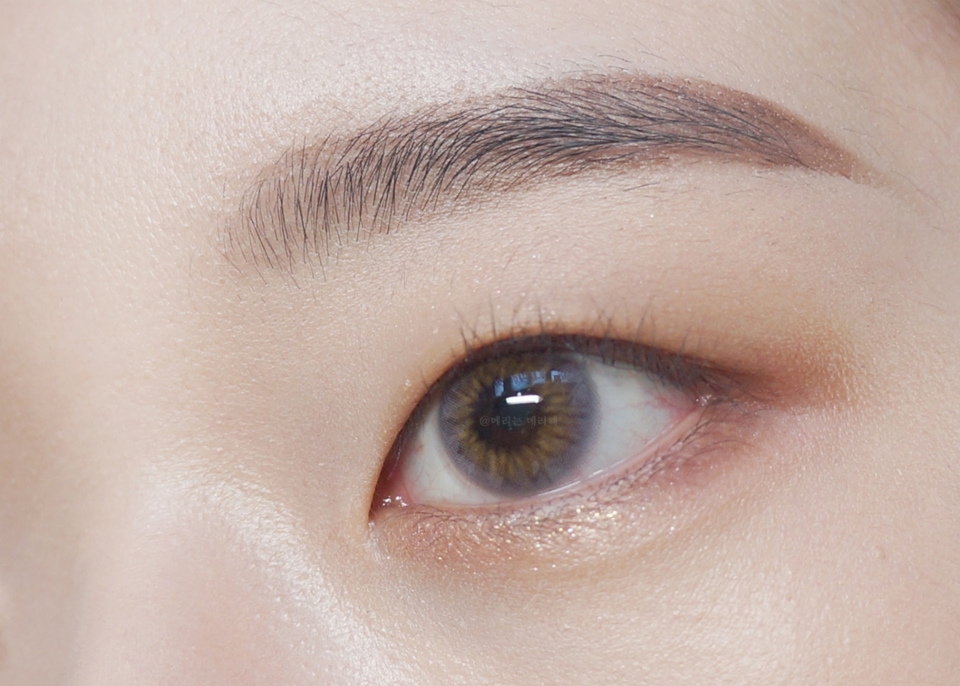 오렌지골드펄 섀도우를 눈 앞쪽 애굣살에 발라주세요
눈 윗쪽 섀도우가 연하기 때문에 애굣살에 강조를 해주었어요!
그리고, 로즈브라운 섀도우를 삼각존에 발라주세요