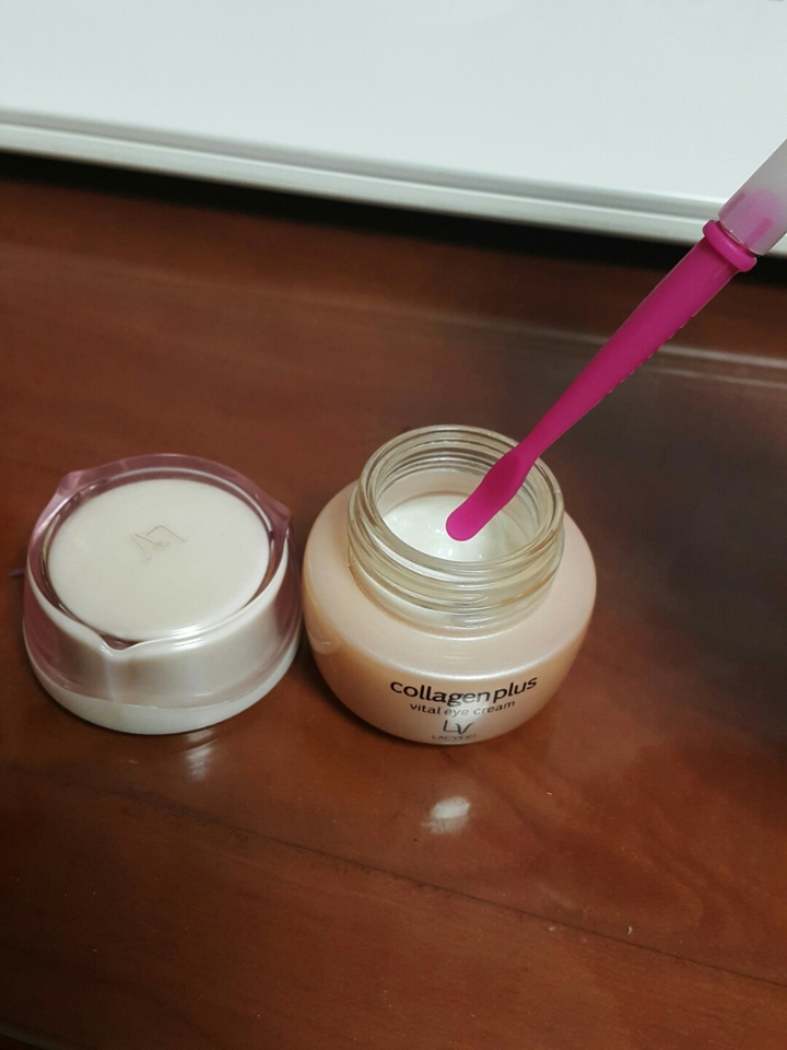 자 이제 스파츌라로 콜라겐 플러스 아이크림을 떠보겠습니다. 두근두근