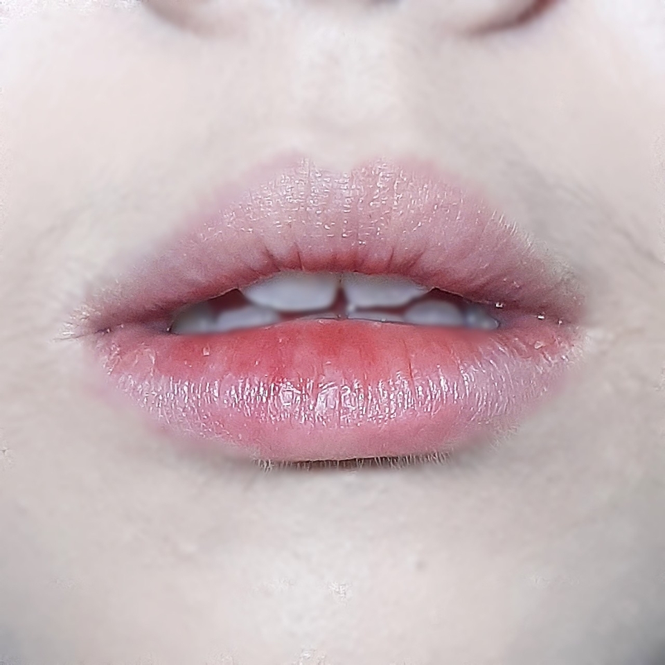 그리고 마지막으로 가장 필요한것은 몬나니 입술!! 아무것도 안발랐더니 너무 초라해욤..ㅎ홓ㅎ🤣 잘 보이실지 모르겠지만 저는 입술 비대칭이랑 약간의 착색이 있어요 리뷰에서는 베이스립을 바르면 색상이 달라지니 비대칭이 심할 경우에는 약간의 보정의 힘을 받는데 평소에는 그럴수가없자나요?!?! 그래서 제 최대 지원군으로 오버립을하면서 비대칭두 고치고, 착색도 가리고살아유🎶