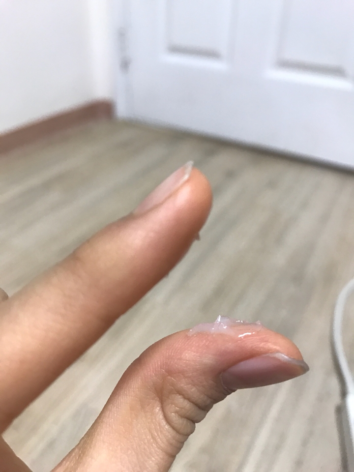 점성이 있다는 게 보이시나요?? 피부에도 이렇게 점성이 있는 제형으로 올라가기 때문에 손의 열로 조금씩 녹여가며 바르먼 이보다 촉촉할 수가 없더라구요! 화장 전에 소량 발라주시면 광나는 피부표현도 가능합니다😋