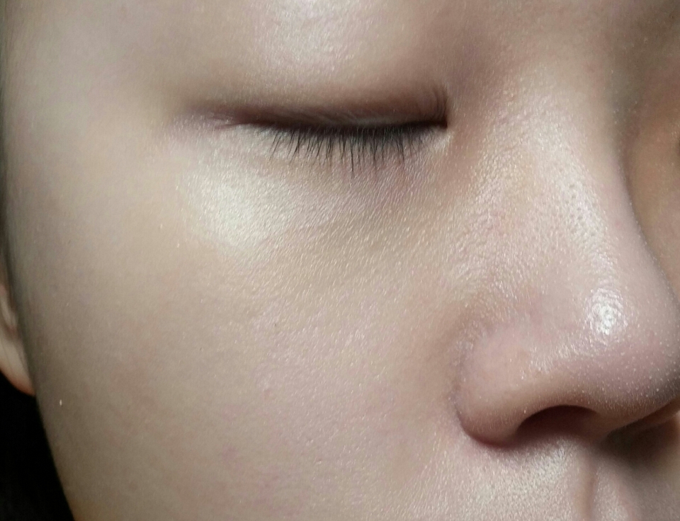 바른후입니다.
확실히 피부가 촉촉해보이게 광이 나죠. 톤업도 잘되구요.