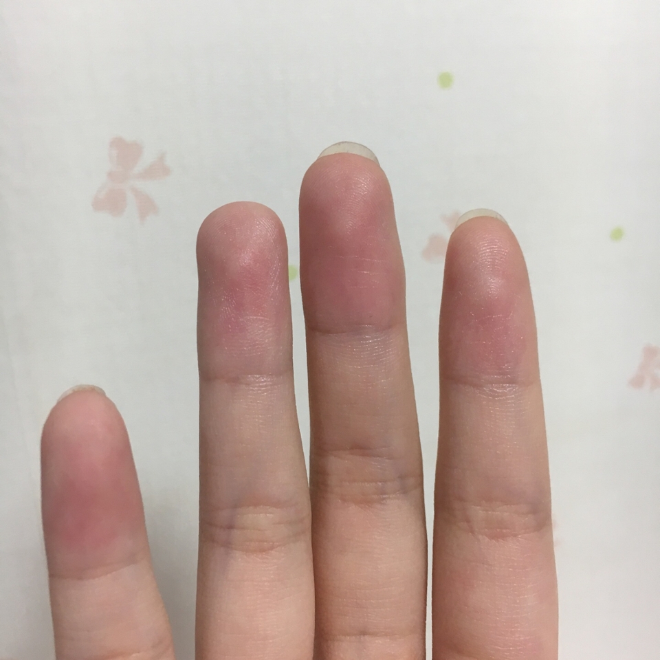 그리고나서 좀 있다가 손으로 쓸어봤는데 묻어남이 있네요😅