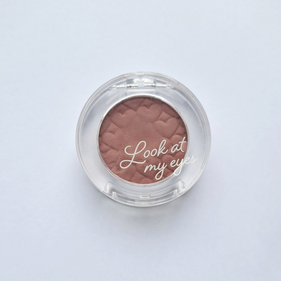 
 이젠 모두에게 너무 익숙해진 그 플라스틱 케이스...
막 들고다니다보면 금세 망가져버려 작은 고무줄로 묶고다녔던 기억이 나네요ㅎ

 요즘에는 화장대에 놓고 써서 어떤지 모르겠네용 좀 튼튼해졌나욤?

