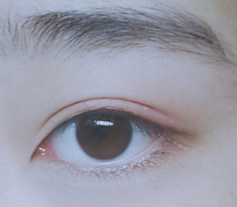 삼각존 쪽에 미샤 모던섀도우 달리루비를 조금만 발라줍니다.발색이 진하니 주의하시길..무당 눈 될수있어요(소곤소곤)