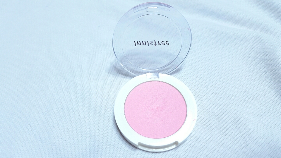 요건 같이 리뷰할 이니스프리의 블러셔입니다

이건 또 연핑크고....펄도있고....
이쯤되면 제 동생이 무슨톤인지 저도 모르겠는데
다 잘 쓴다는 게 더신기.... 

피부톤이 밝은 것도 아닌데....
미대의 심미안인가.....크흣...나년이길수없어..