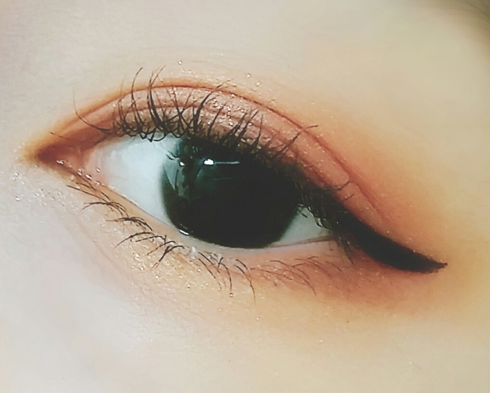 요 섀도우 팔레트를 가지고 
블링블링하고 섹시한 버건디 아이메이크업을 해봤어요!
사진에선 노란끼가 많이 돌지만 실제로는 
노란끼가 거의 없었어요!☺

연한 데일리로 쓰기 좋은 섀도우부터 
진한 버건디 섀도우들도 있으니 가을, 겨울엔 
이거 하나만 있어도 예쁜 아이메이크업을 
할 수 있을 것 같아요~🌟🙈