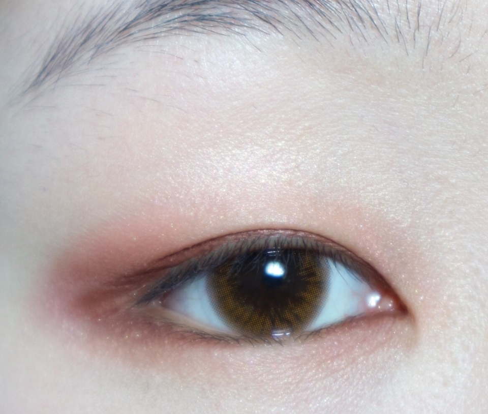 4.#삐아 라스트 오토 젤 아이라이너 R2 로즈 브라운 으로 아이라인. 뒤에 꼬리도 빼고,뒷쪽 언더까지 살짝. 