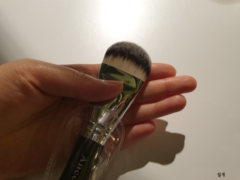 본격 제가산것들 자랑타임😁
1. 파데브러쉬 (10,000)
한번에 넓은면적을 바를 수 있고 얇고 고르게 발려요.