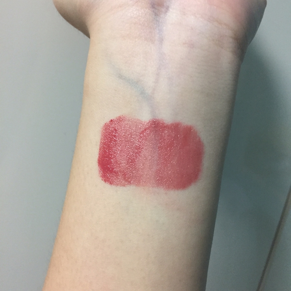 한번 넓게 발색 해 보았는데 너무 이쁜 것 같았어요
의외로 투명해서 여름에도 괜찮을 것 같가고 생각했어요