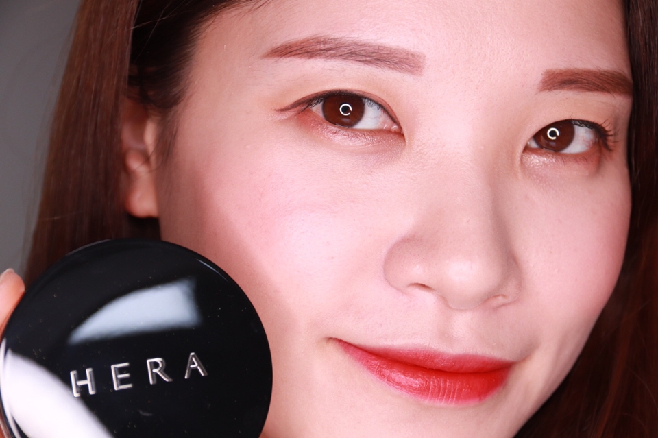 


지성피부 분들은 당연히 사랑할 수 밖에 없는 쿠션이구요
건성분들도 매트한 화장을 좋아하시는 분들은
스킨케어를 튼튼하게 한 후에 요 쿠션 얹어주면
지속력 좋은 매이크업 할 수 잇을것 같아요 ^^