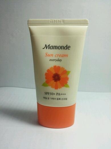 보시다시피 뚜껑은 주황색이고, 가운데 꽃무늬 ! SPF 50+ PA+++
여름에 발라도 손색 없을듯 합니다 !