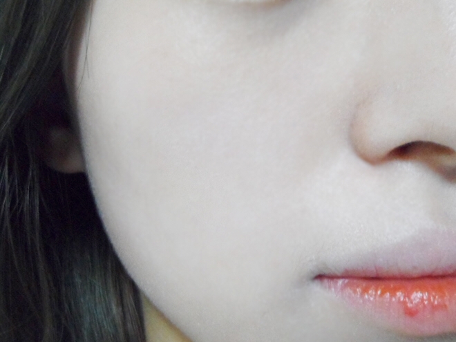 라네즈 스킨 베일 베이스 EX 그린으로 피부톤을 정리해주세요!

이 제품은 너무 묽지도, 되지도 않는 제품이라서 피부에 착착 달라붙는 느낌이 참좋구요!
베이스를 바르게 되면은 화장의 지속력이 쑥쑥 올라간답니당.
되도록이면 베이스를 발라주세요!

