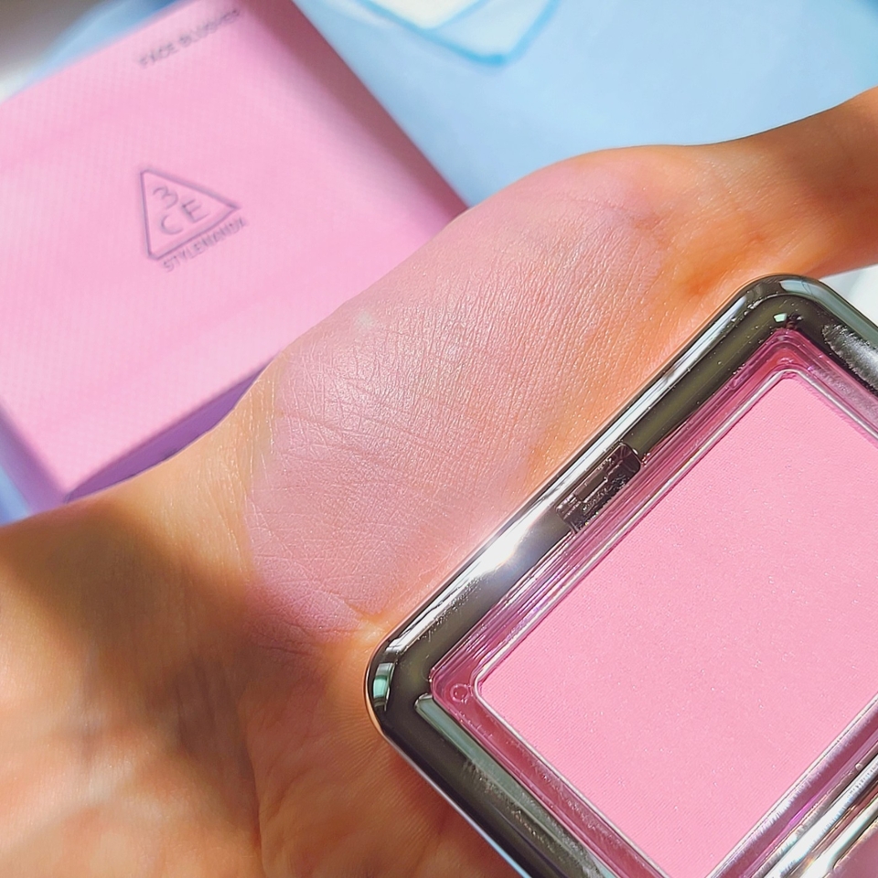 YOUTH PINK는 쿨하고 채도 있는 화사한 핑크!

​

바비돌 인형이나 하이틴 드라마가 떠오르는 찐쿨톤 컬러에요

​

채도가 높고 흰기도 많이 돌지 않는 편이라 겨쿨 찰떡이라는...💖