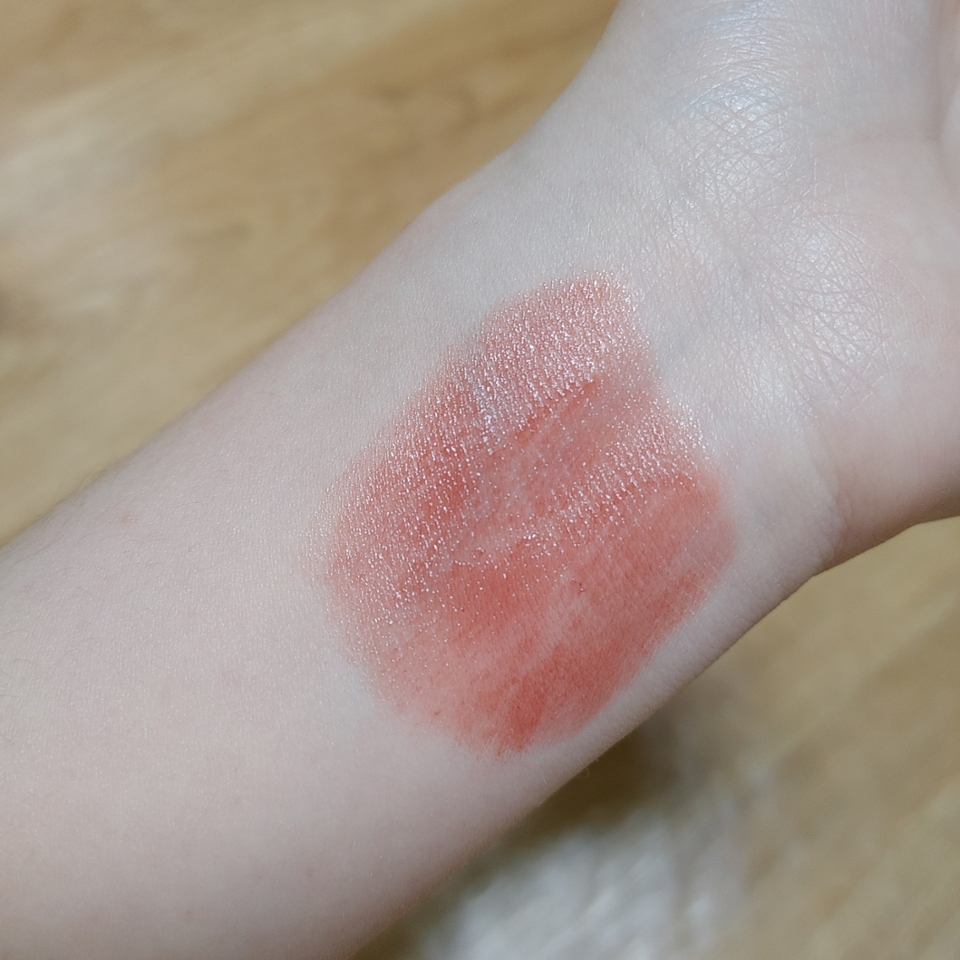 색감은 진짜 이뻐요 데일리로 바르기 딱 좋은! 
쌩얼에 그냥 이 컬러 하나만 발라도 입술만 동동 뜨는 색이 아니라서 민낯에 발라도 될 것 같아요 진하게 올라가는 색이 아니라서 더 좋았어요