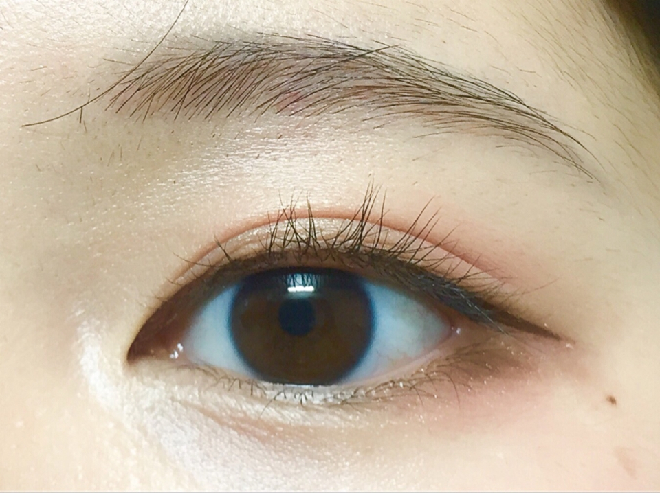 아이라이너로눈꼬리를 평소보다 얇게뽑아서
처지지도올라가지도않게 자연스럽게 그려요