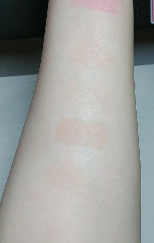 신기한건 이 컨실러 착색이 있어요!
그래서 지속력이 좋은건가 싶기도 합니다