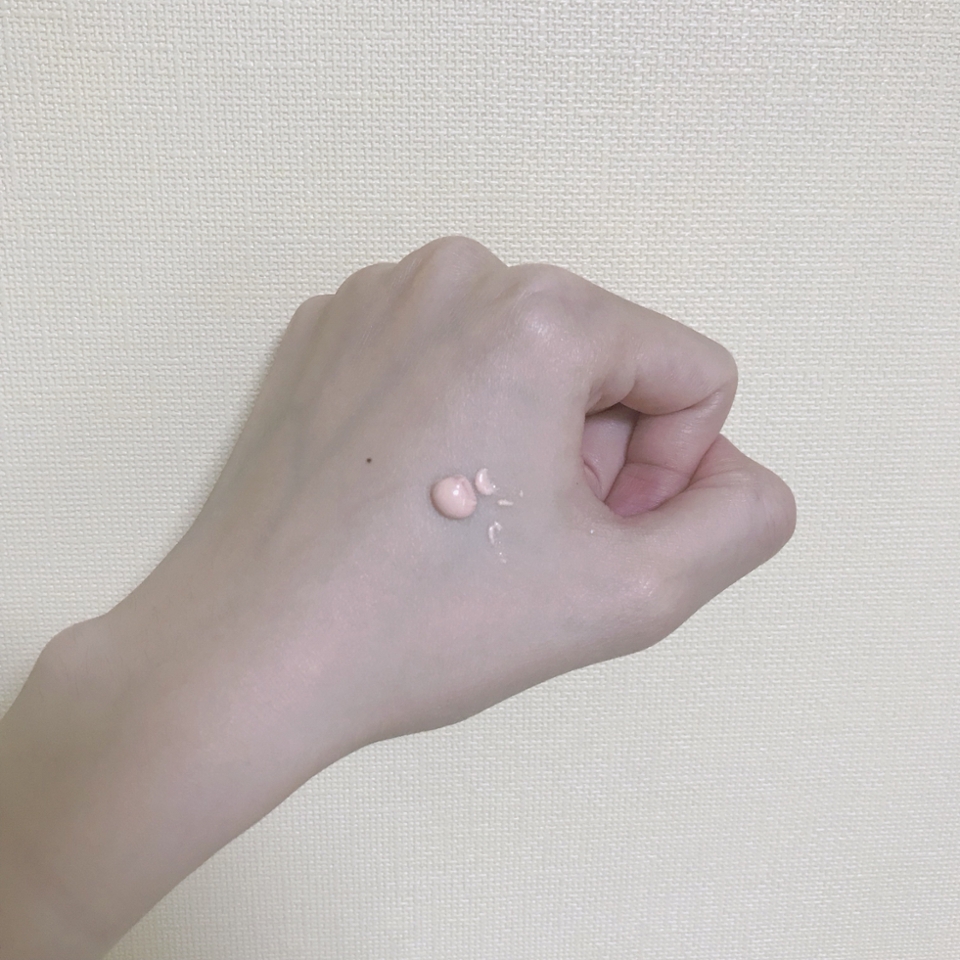 손에 짠 모습입니다 핑크색이고 약간 꾸덕과 묽음의 즁간인 제형이에요! 