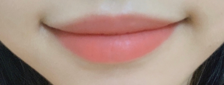 입술에 발라보았는데 실제로는 이것보다 좀 더 
형광끼가 돌면서 화사해요! ✨
바를때는 촉촉하게 부드럽게 발리고 바르고나서는
벨벳 제형으로 마무리 되어요~ 
향도 너무 달콤한향이나서 좋았습니다 ㅎㅎ