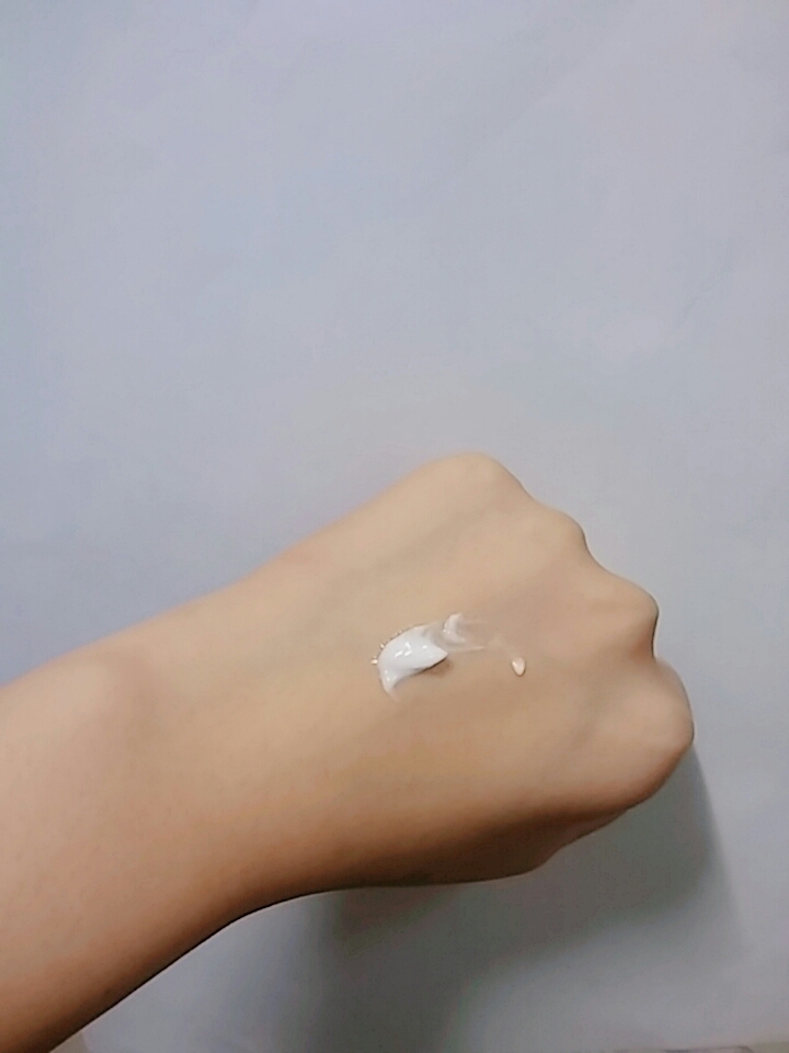 소량만 떠서 먼저 손등에다 발라보앗지요