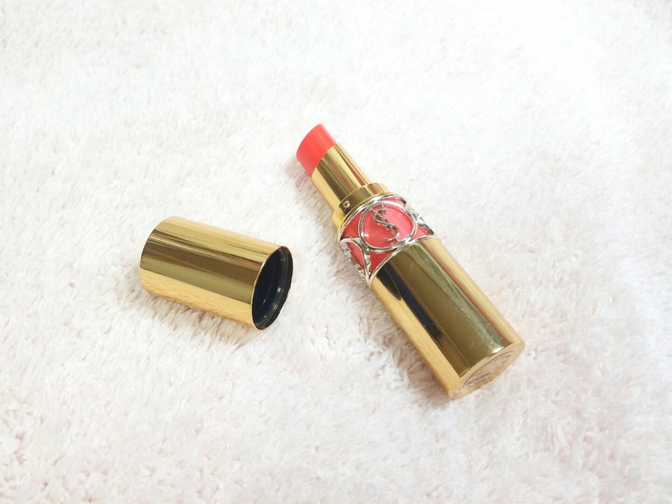 색상이 너무 이쁘지않나요ㅠㅠㅠㅠ
언뜻보면 오렌지 코랄같은데 생각보다 핑크끼가 조금 더 돌아요! 보이는 색과는 다르게 발랐을 때 색이 오묘하게 참 이쁨...