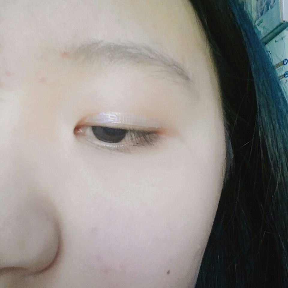 쌍액을 눈 앞머리에 바르고