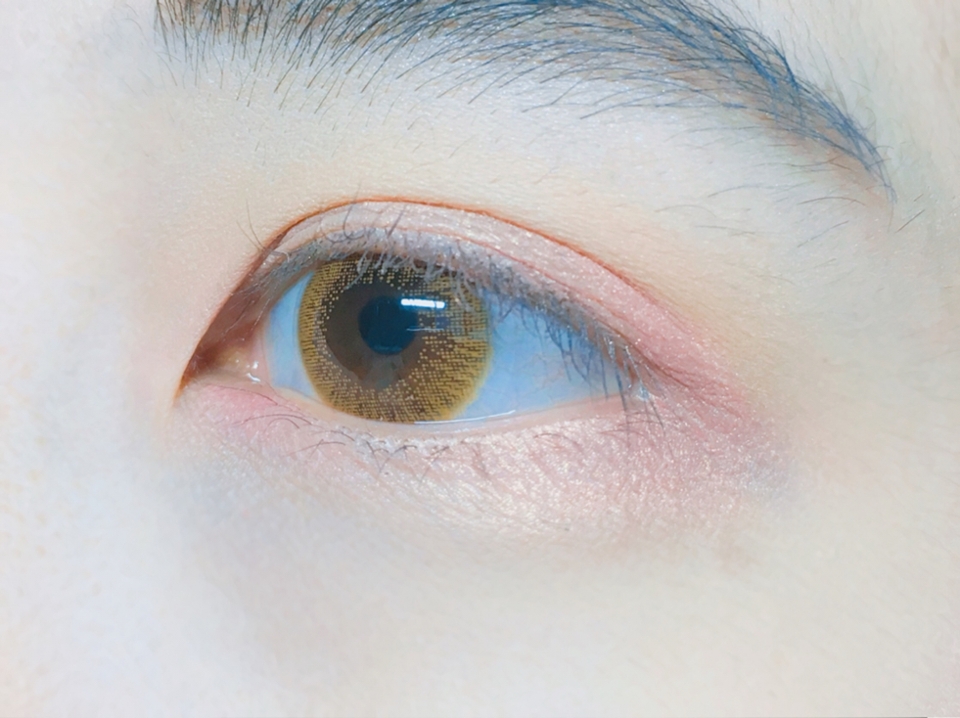 좀 더 쨍한 핑크색 섀도우를 사용해서 애굣살 앞부분에 포인트를 줬어용 🍓
-에뛰드하우스 룩앳마이아이즈카페 딸기마카롱