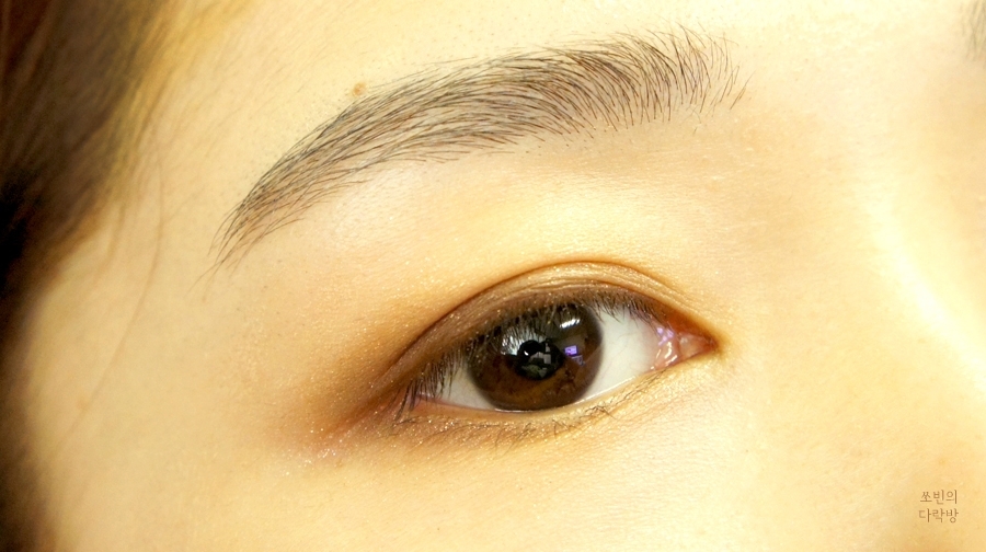 STEP 5
사용제품 : 어퓨 풀 오브 컬러 아이즈 - 모노베스트 #다크스케치
 
쌍꺼풀 라인 안쪽, 가운데부터 끝부분까지만 <다크스케치>색상을 발라준 후
남은 양으로 쌍꺼풀 위까지 풀어주고, 언더 끝머리까찌 발라줬어요.