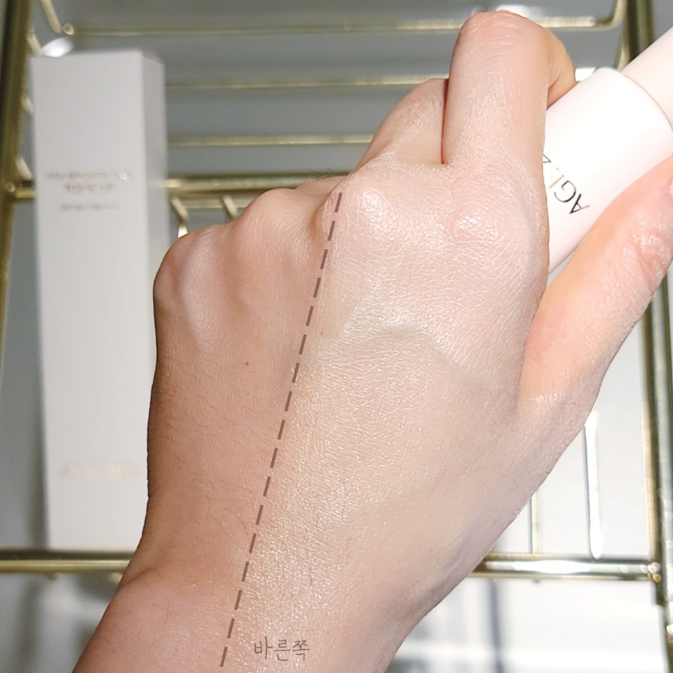 손등에 절반만 발라 톤업 효과 테스트!

​

요거 개인적으로 너무 마음에 드는게, 허옇고 번들번들한 톤업이 아니라 뽀얀 복숭아빛 톤업이더라구요

​

분명 바를 때는 말캉촉촉하던 텍스쳐도, 픽싱된 후에는 끈적임 없이 빤빤한 느낌!

