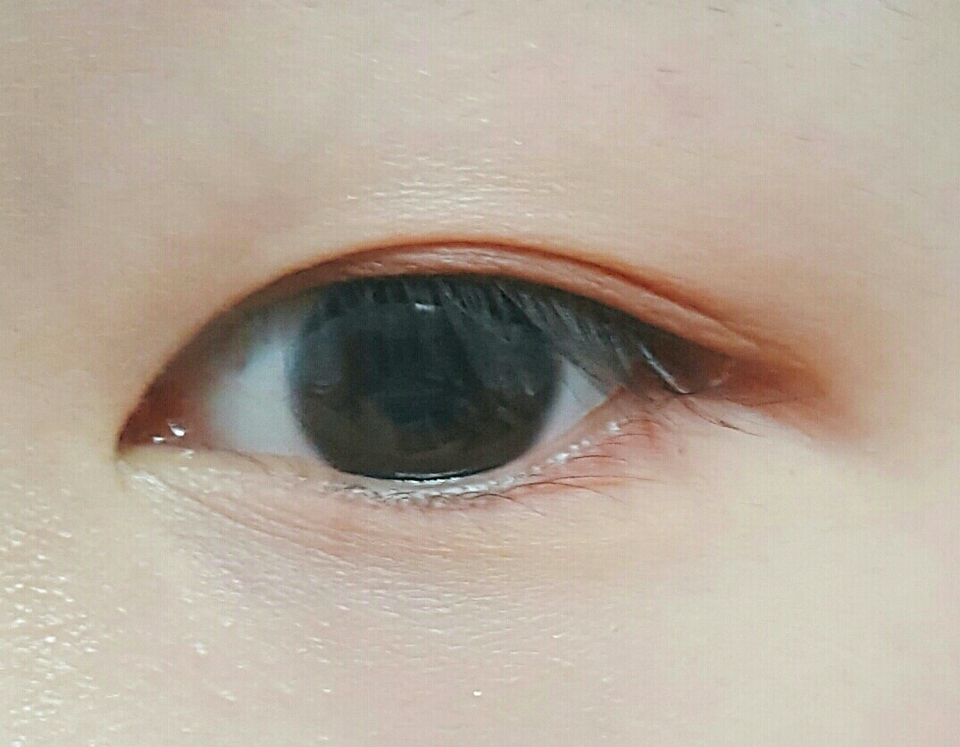 그리고 코랄핑크색의 섀도우를 언더라인에 전체적으로 한번 발라주고 삼각존 부분을 몇번 덧발라주었어요!

*아리따움 모노아이즈 코지터치 사용