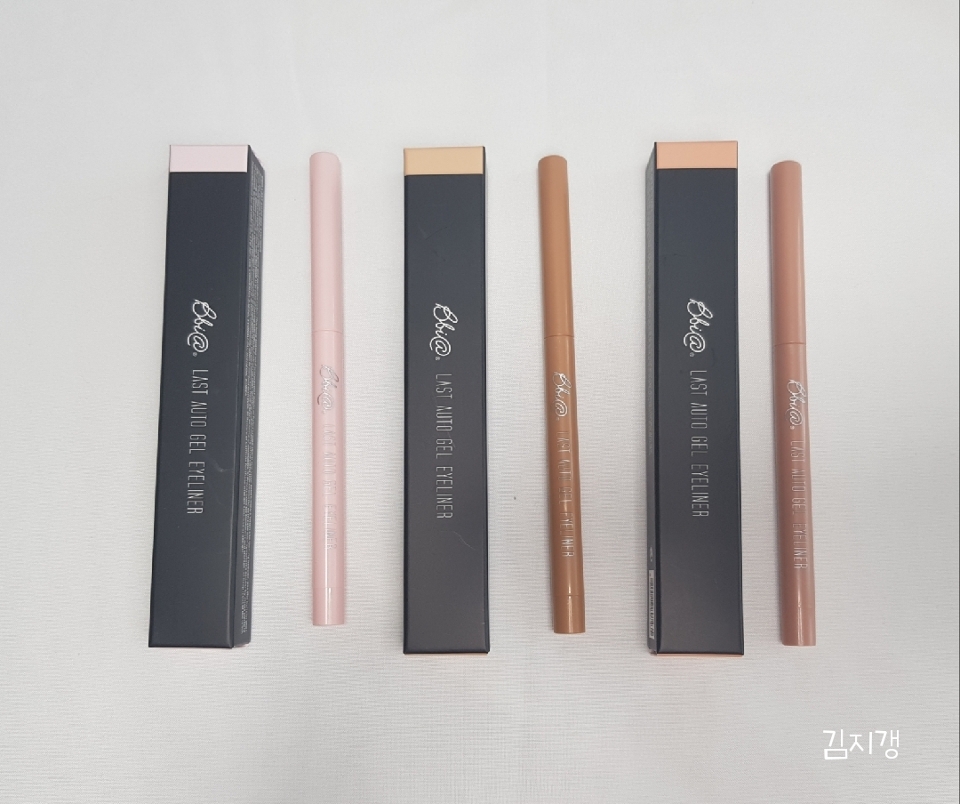 요렇게 3가지는 애굣살에 바르는 아이라이너
펜슬이예요~ 눈두덩 중앙에 발라줘도
이쁘답니당😆