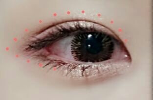 먼저 에뛰드까페라떼색상을아이홀까지 전체적으로 깔아줍니다. 그리고 쌍커풀라인에 센치한트렌치를 발라 그라데이션해줍니다!(무쌍&속쌍 분들은 눈을뜨고 보이는1~2mm까지칠해주시고 그라데이션은 라인경계만 살짝풀어주는 식으로 하시는 게 좋아요^^)