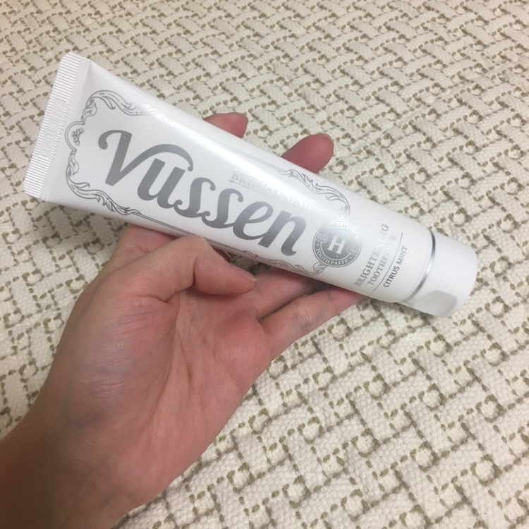 외관이 흰색인데 물론 안에 들어있는 치약이 중요하지만 제 치아가 환해질 것만 같은 느낌이네요 ㅋㅋ