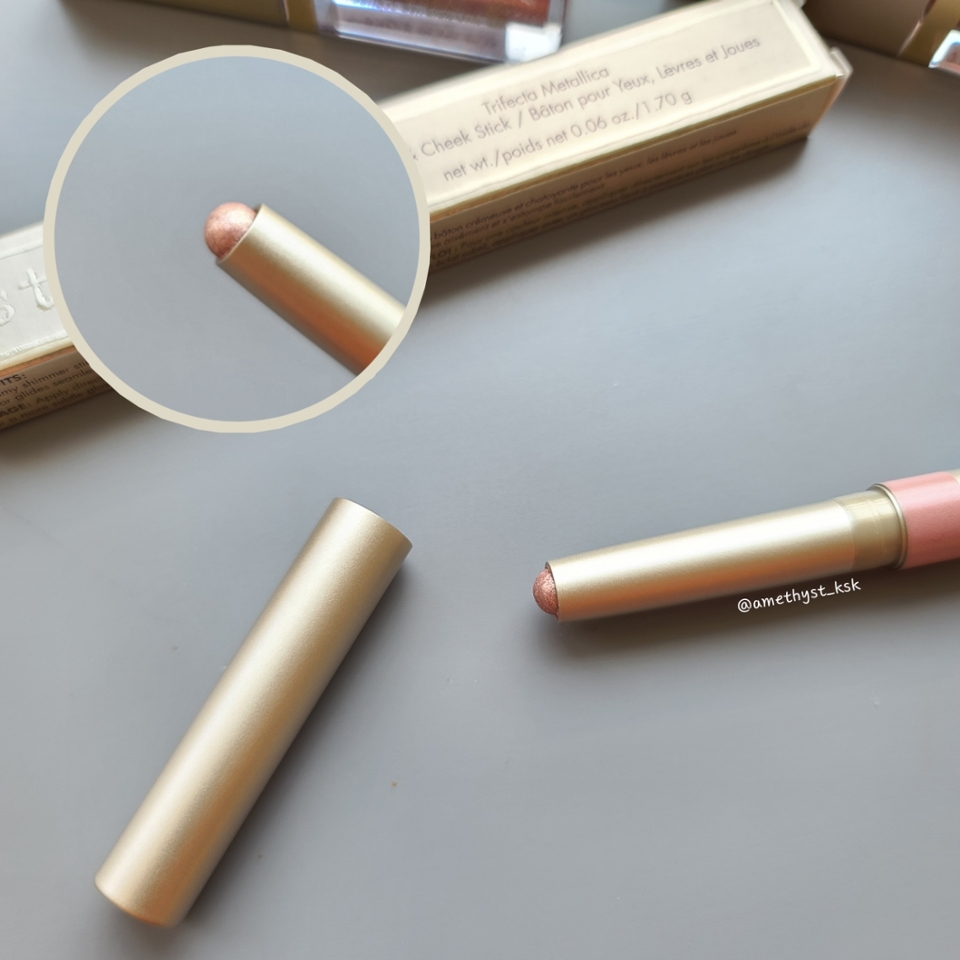 ✔둥근 모양의 팁이라서
부드럽게 스무스하게
애굣살이나 눈두덩에 바를 수 있겠더라구요!







