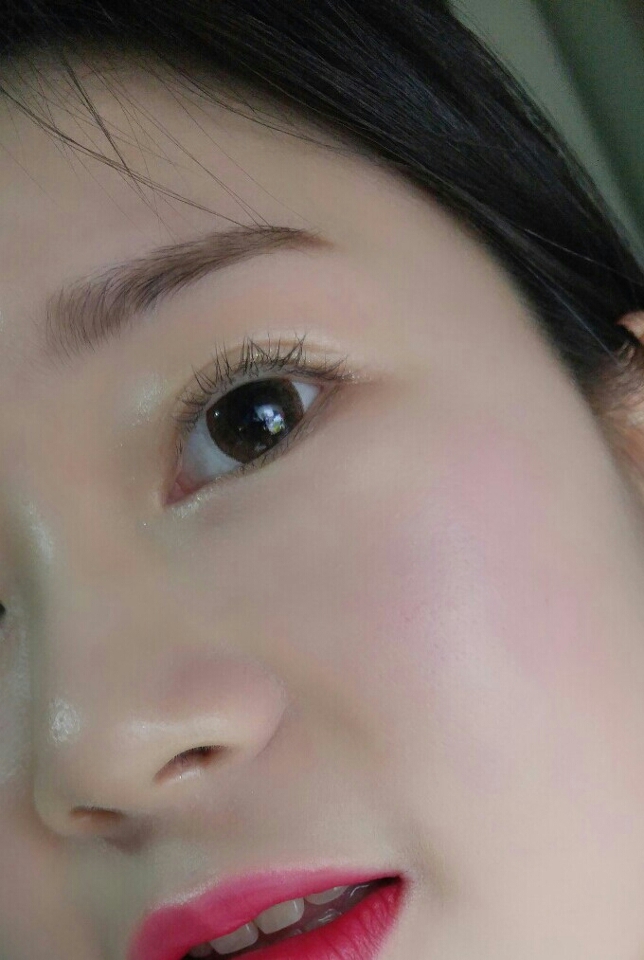 일반 조명에서는 요렇게!  다시 깨끗하게 수정된 피부를 볼 수 있어요👍
아침에 화장할때 볼이나 눈가 등 건조한부분에 보습밤 살짝 발라도 굳👍
건조한피부를 가진분들,  홍조있는분들!!
파우치에 보습밤하나씩 챙겨서 수정화장도 새화장처럼! 하셔요🙆🙆