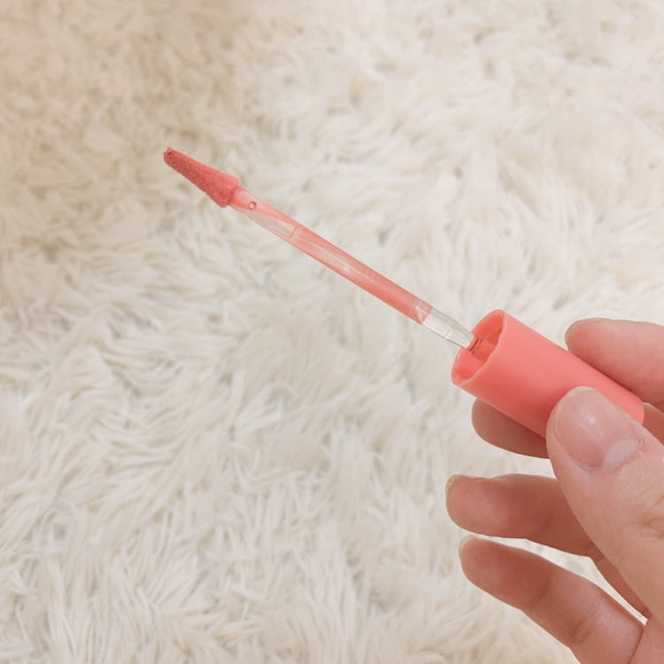 어플리케이터는 옆면에서 봣을때 이렇게 위로갈수록
납작해지는 형태에요. 그래서 넓은면적으로 바를수있어 편했고 제일 좁은 부분으로는 입술 경계선 따기가
수월했어요!