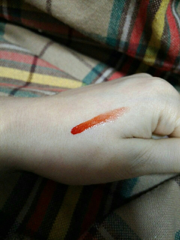 손등발색인데요, 제 손에서는 사진보다 약간 더 레드빛을 띠었어요.
향하고 맛은 되게 달달하고 맛있는데(?) 저는 틴트에 단맛나는걸싫어해서 약간 아쉬웠어요
