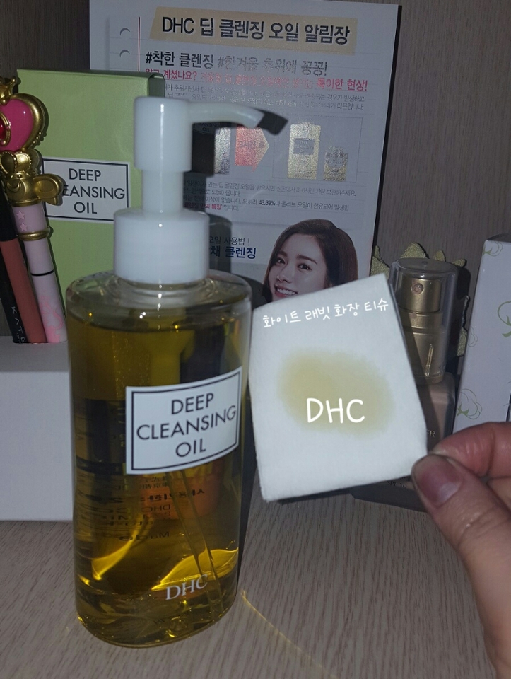제가쓰는 티슈 화장솜에 DHC오일님을 사뿐히 눌러보아 나오도록 하였습니다 .. 네.. 보기와 같이 노란빛이군요!
냄새는..(킁킁.. 
비타민냄새?. 레몬? 복숭아? 살구씨향? .. 납니당(?)
48.39% 올리브오일 냄새인가요??
