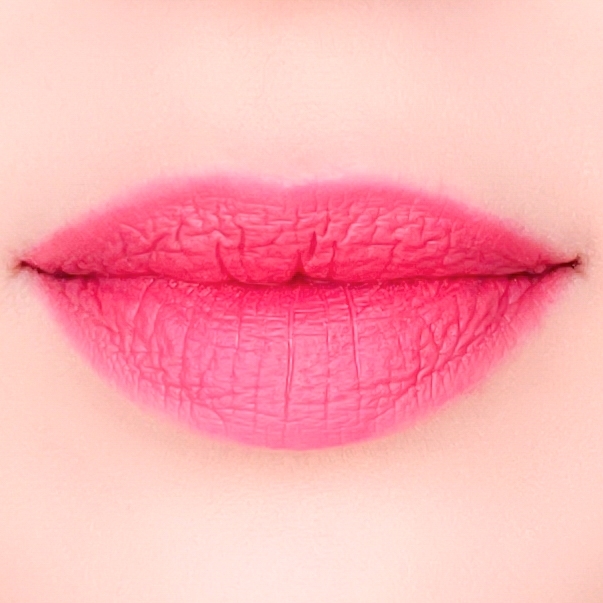 방법 1. 아마 제가 데일리로 가장 하는 거예요!
물론 짙고 BAAAM 립 컬러를 썼는데 뮤트 컬러로도 할 수 있어요.

베이스메이크업은 위에 알려드렸던 것 처럼을 하고~

풀립을 바르다가 립 브러쉬나 아이섀도우 포인트 브러쉬로 립라인은 비대칭 부분이 커버된 까지 블러링을 해요
그라데이션, 세미-그라데이션과 비슷하면서
블러 오버립과 비슷한데
딱 원래 립라인과 마출 때까지 하는 방법이에요 ^^

이렇게 하면 매트 립스틱을 쓰든 촉촉하거나 글로시 립스틱을 쓰든 비대칭 부분이 안보여요