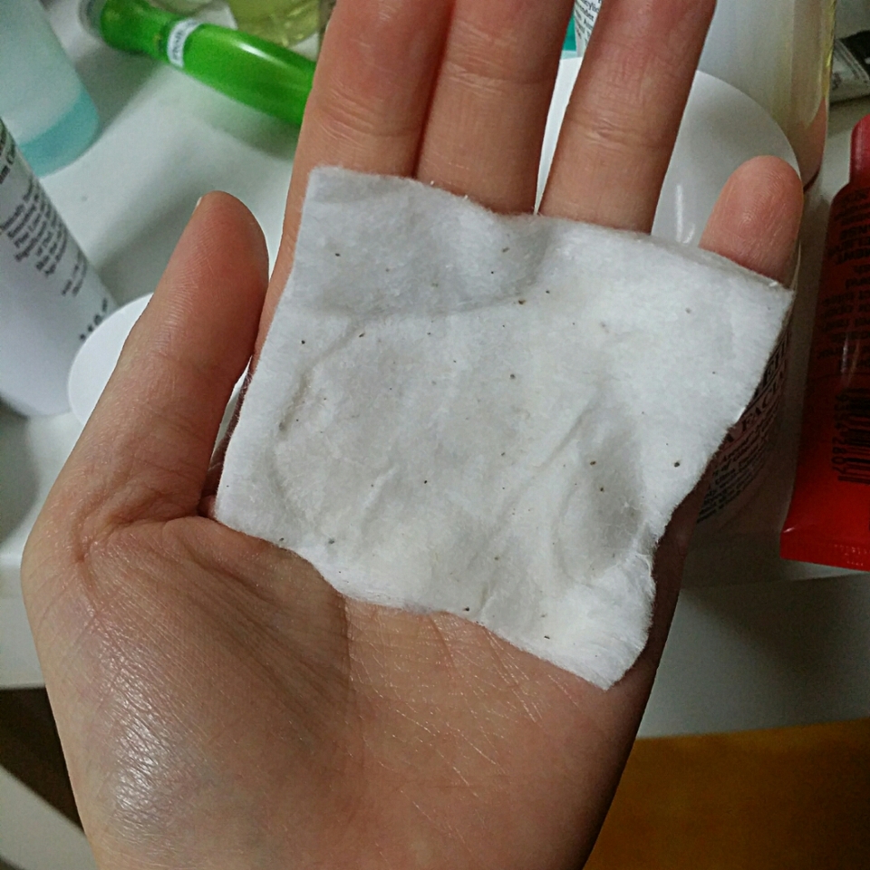 스킨으로 피부 다 닦고 눈화장 지우는것처럼 비볐을때 상태에요 이건 부드러운 쪽이라 보풀도 없고 부드럽게 닦여요