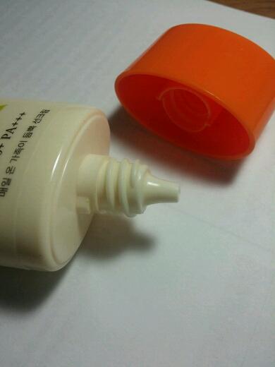 짜서 쓰는 튜브 형식이지만 점도가 적당해서 힘 줘서 짜여 한다거나 하지는 않습니다.