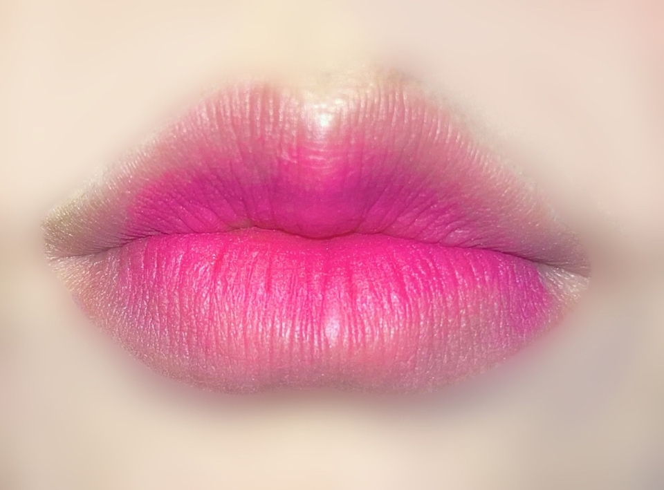 6호를 전체적으로 베이스로 깔아주고 5호를 가운데에 
포인트로 발라줍니다 그리고 하이라이터로 입술 윗쪽에 
살짝 발라주면 립도 끝입니다!