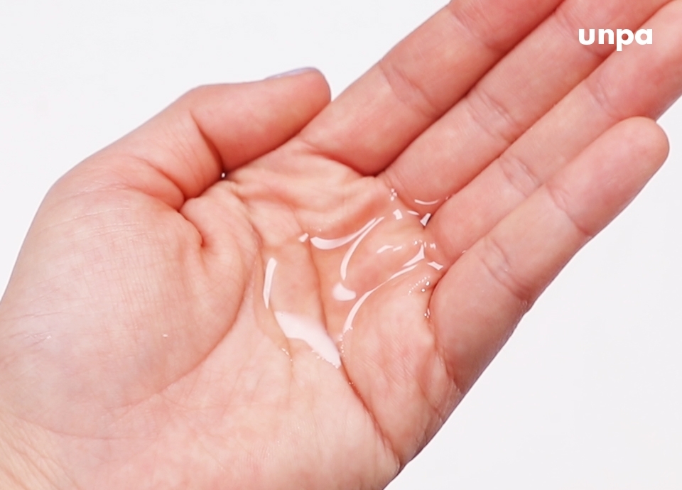 울릉도 해양 심층수의 핵심 성분을 쏙쏙 담은 워터 타입 텍스처로,
피부에 촉촉하게 스며들면서 산뜻하게 마무리되는 제형이야!

피부 진정 및 묵은 각질만 부드럽게 제거하는 성분들이 들어있어,
환절기 예민해지고 각질 잔뜩 올라오는 피부 잠재우기 딱이라구-!