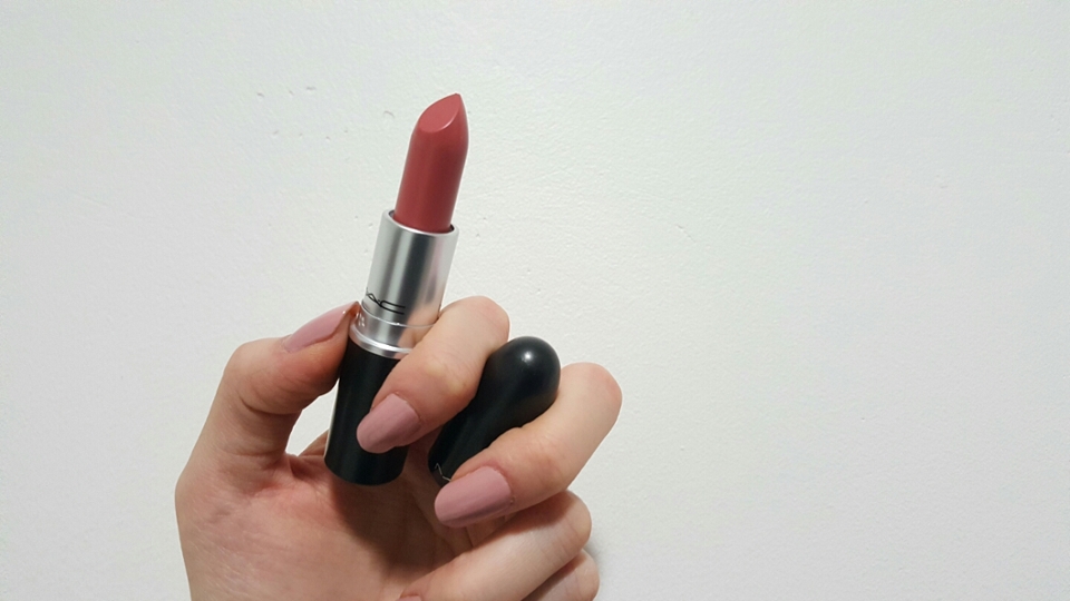 뚜껑을 열어보면 벨벳테디와 거의 비슷해보이는 샐몬이 비치는 베이지 분홍입니다. 