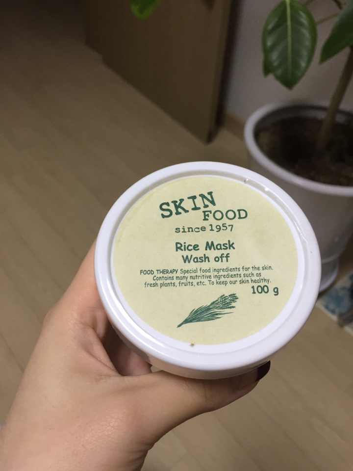 흰색 뚜껑이구요 100g이라는데 스크럽은 보통 많아야 1주일에 2번 밖에 안하니까 꽤 오래 쓸 것 같아요