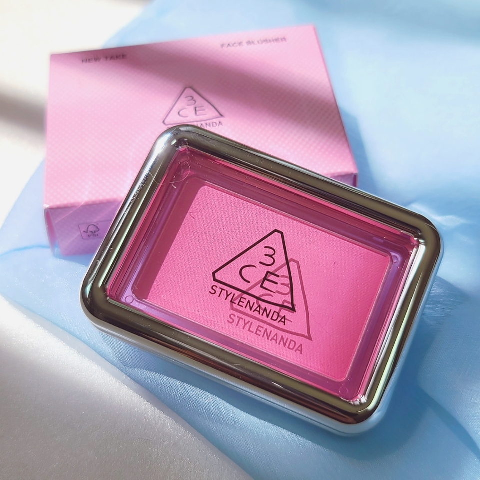 3CE만의 시각으로 풀어낸 새로운 프레임, 새로운 장면, 새로운 감상을 담은 NEW TAKE 컬렉션!

​

구조적 미학이 돋보이는 프레임 패키지 디자인부터 맑고 투명한 발색까지 3CE 특유의 세련된 감각을 한껏 담아낸 뉴 테이크 페이스 블러셔를 만나 보았습니다💖

​

맑은 발색은 물론이고 가볍고 얇은 사용감, 고밀착 블렌딩 텍스쳐까지 완성도 높은 메이크업룩을 연출해 주는 제품!